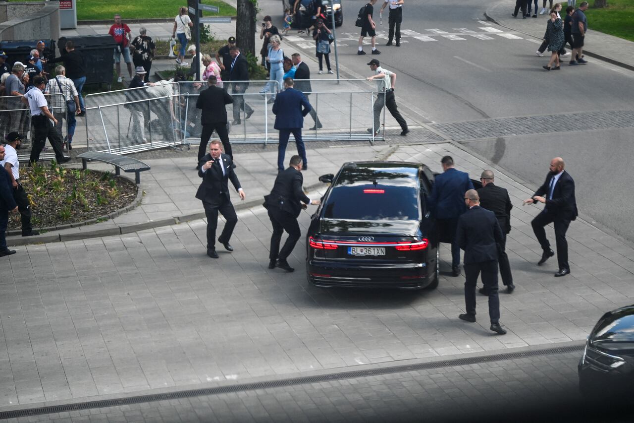 Los agentes de seguridad trasladan al primer ministro eslovaco Robert Fico en un coche después de un tiroteo, después de una reunión del gobierno eslovaco en Handlova, Eslovaquia, el 15 de mayo de 2024.