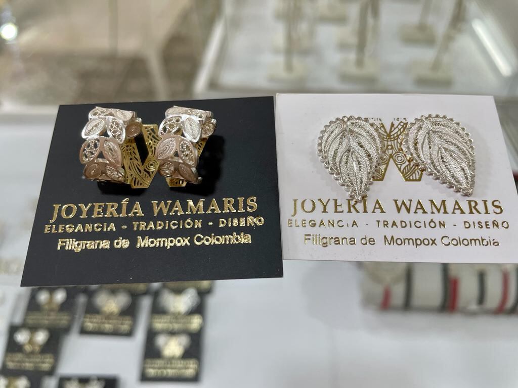 Algunos de los diseños de esta joyería momposina han sido heredados por la primera generación que inició con el trabajo de la filigrana. La paciencia, la dedicación y la precisión, son características indispensables para el resultado final. Foto: Andrea Gómez