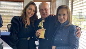 El reconocido periodista recibió el reconocimiento por 50 años de trayectoria.