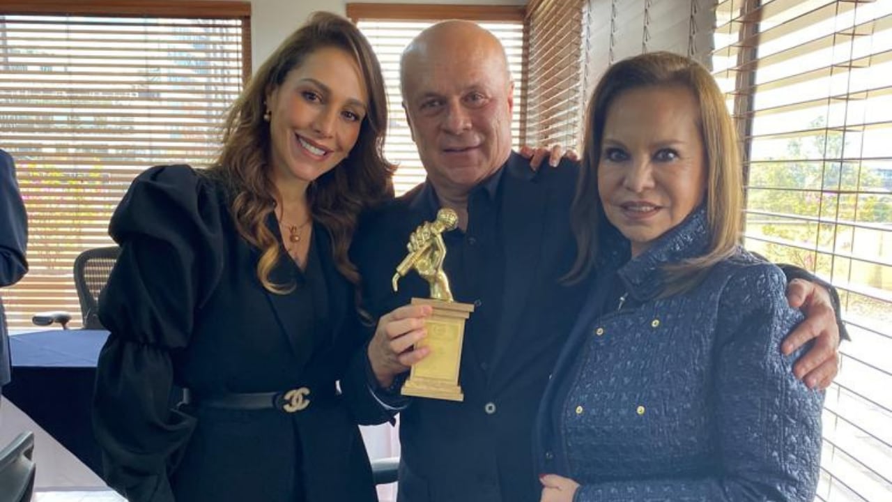 El reconocido periodista recibió el reconocimiento por 50 años de trayectoria.