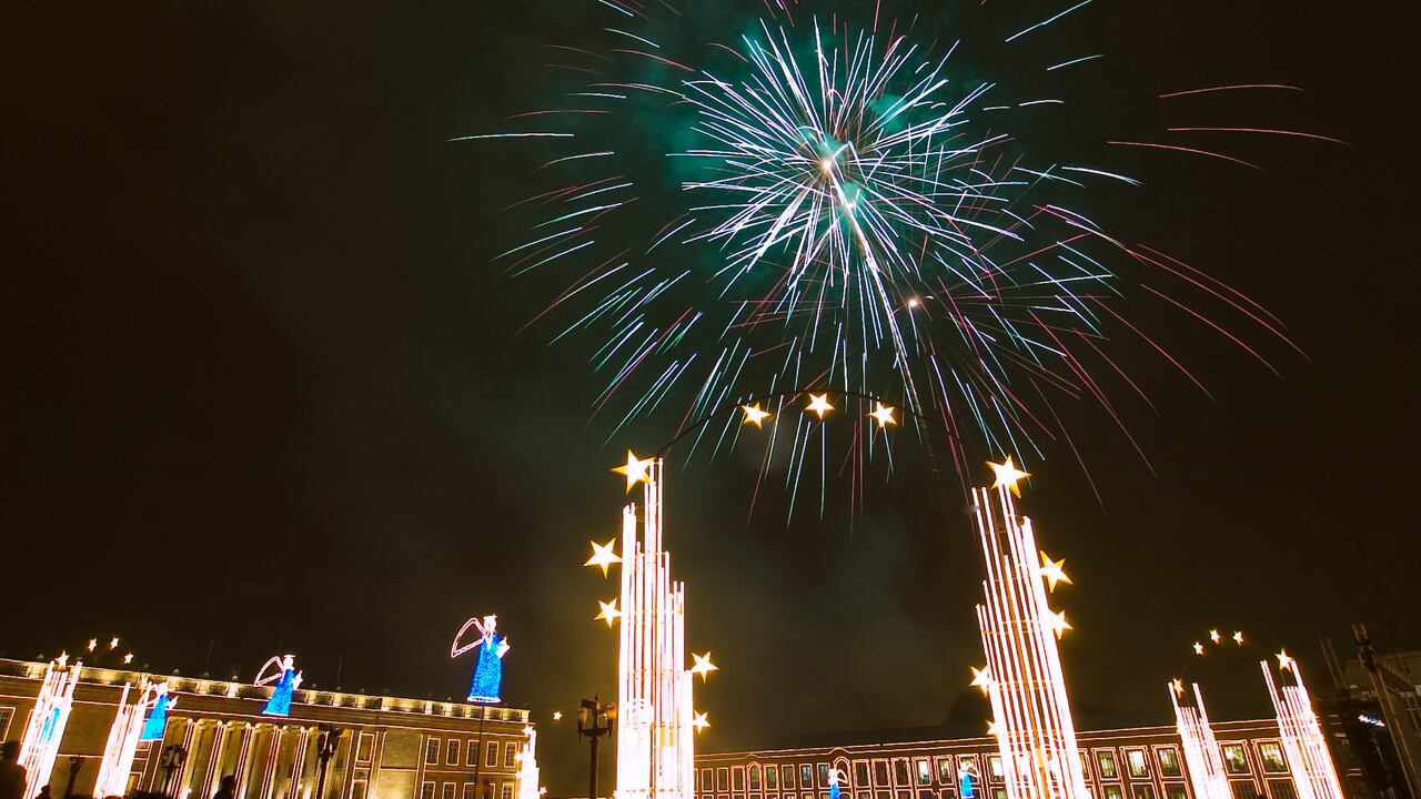 Celebración del día de las Velitas en la Plaza de Bolívar, Bogotá.