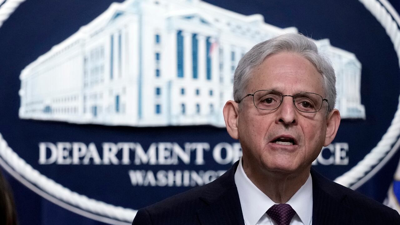 El fiscal general Merrick Garland habla durante una conferencia de prensa en el Departamento de Justicia en Washington, el viernes 14 de abril de 2023. El Departamento de Justicia acusó a 28 miembros del poderoso cártel de Sinaloa de México, incluidos los hijos del notorio narcotraficante Joaquín "El Chapo" Guzmán