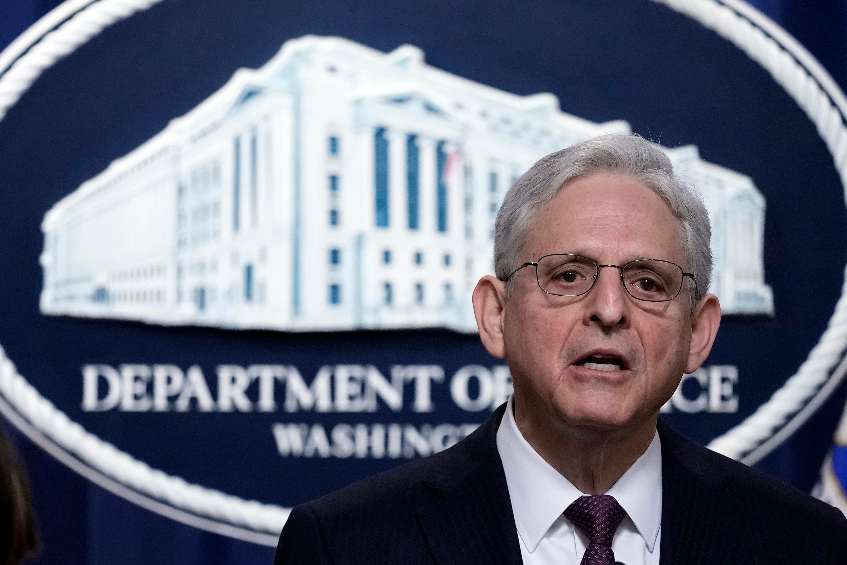 El fiscal general Merrick Garland habla durante una conferencia de prensa en el Departamento de Justicia en Washington, el viernes 14 de abril de 2023. El Departamento de Justicia acusó a 28 miembros del poderoso cártel de Sinaloa de México, incluidos los hijos del notorio narcotraficante Joaquín "El Chapo" Guzmán
