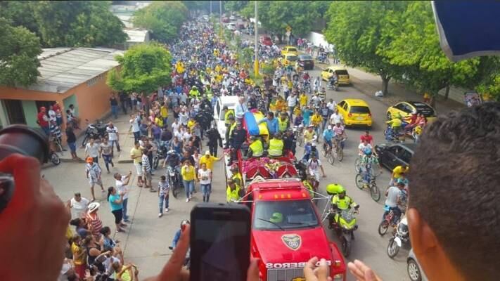 Una caravana de despedida a Martín Elías entró a Valledupar en abril de 2017. Años después, su tumba sigue siendo frecuentada por muchos. Foto: Twitter