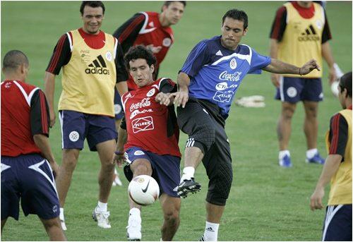 La puja amistosa entre los uruguayos Justo Villar (centro) y su compañero Cristian Riveros es sólo un juego. En el campo, los espera una verdadera batalla, cuando se vean las caras con Argentina, Colombia y Estados Unidos, sus contrincantes en el grupo C. 

