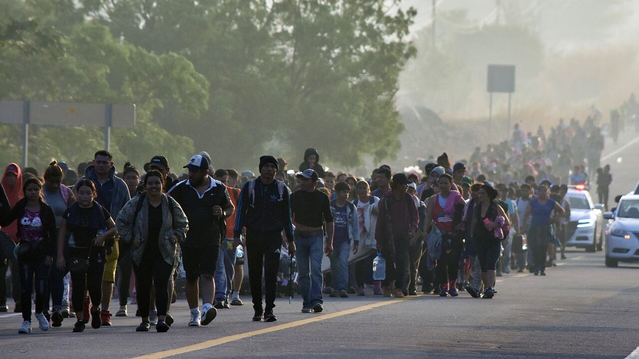 Las migraciones hacia Estados Unidos alcanzaron una cifra récord el año pasado. Según la patrulla fronteriza estadounidense, entre octubre de 2022 y septiembre de 2023, fueron registrados 2,4 millones de ingresos de migrantes por la frontera sur de Estados Unidos, un récord. (Photo by STRINGER / AFP)