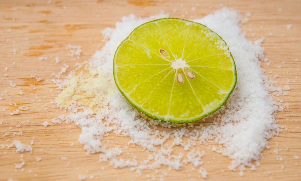 La combinación del limón con la sal ayudan a despercudir las prendas.