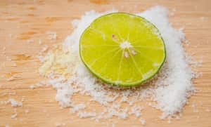 La combinación del limón con la sal ayudan a despercudir las prendas.