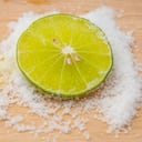 La combinación del limón con la sal ayudan a despercudir las prendas.