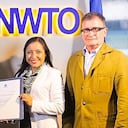La directora del Instituto Distrital de Turismo (IDT), Karol Fajardo, recibiendo la certificación de la inclusión de Bogotá a la Red de Destinos Turísticos Sostenible