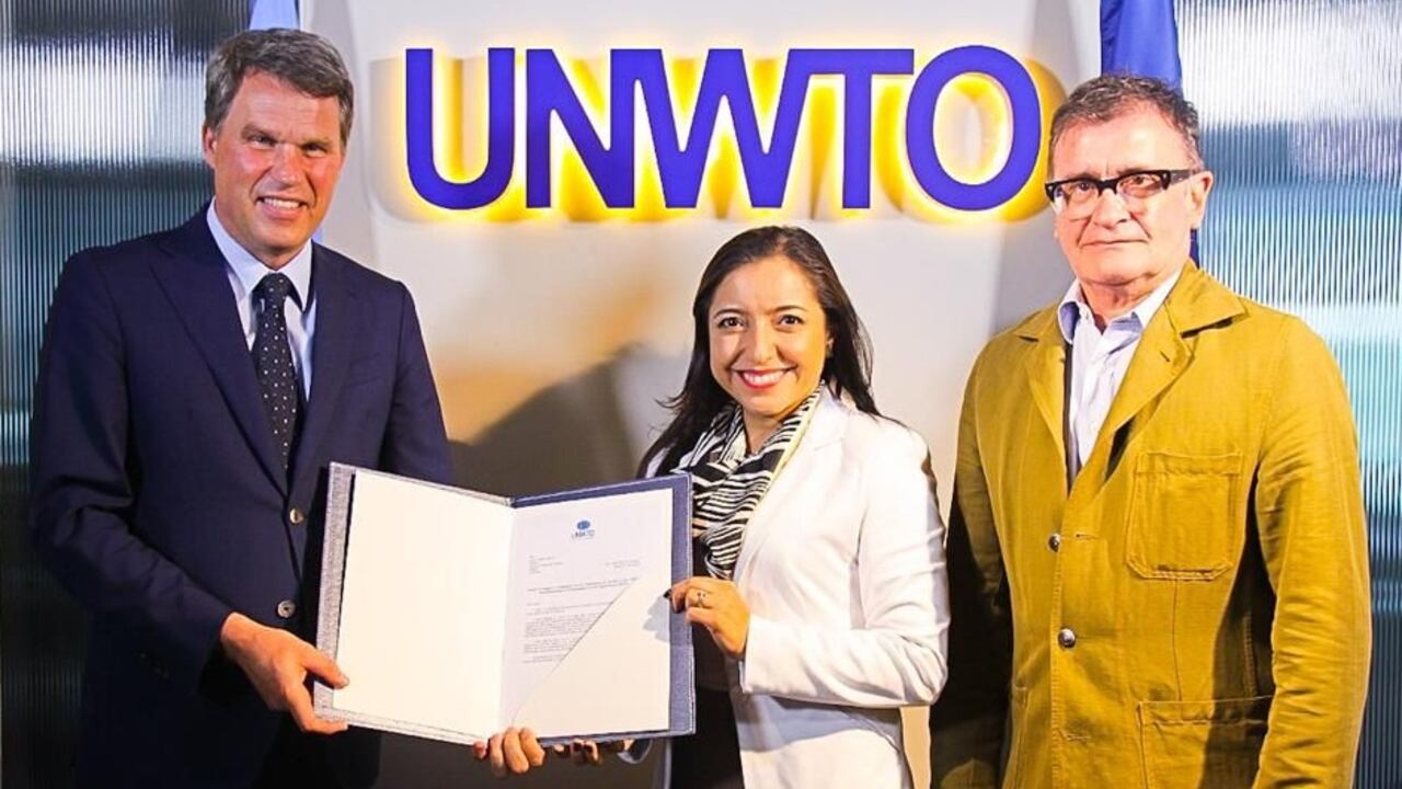 La directora del Instituto Distrital de Turismo (IDT), Karol Fajardo, recibiendo la certificación de la inclusión de Bogotá a la Red de Destinos Turísticos Sostenible