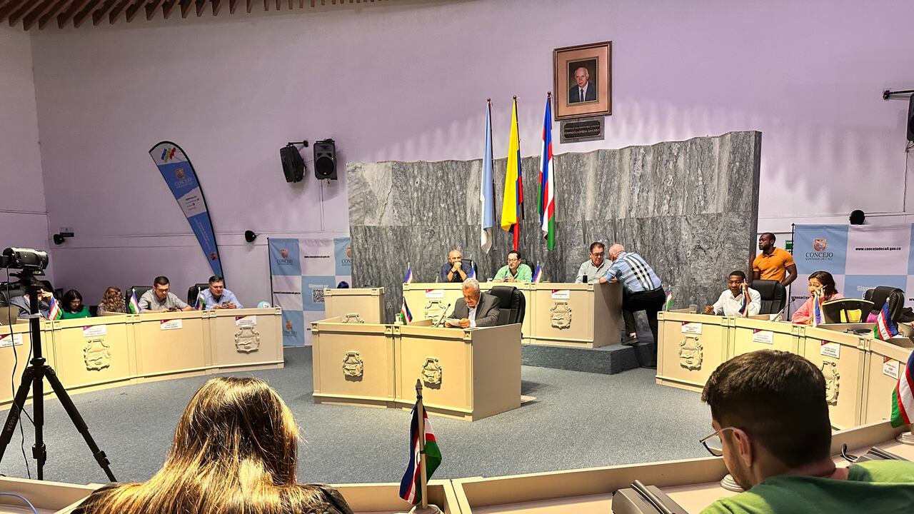 Concejales de Cali rechazaron el que se quiera amenazar a algunos cabildantes con denuncias por injuria y calumnia, respecto a declaraciones que dieron por la recién creada filial Emcaled, que asumirá la prestación del servicio de alumbrado público en la ciudad.