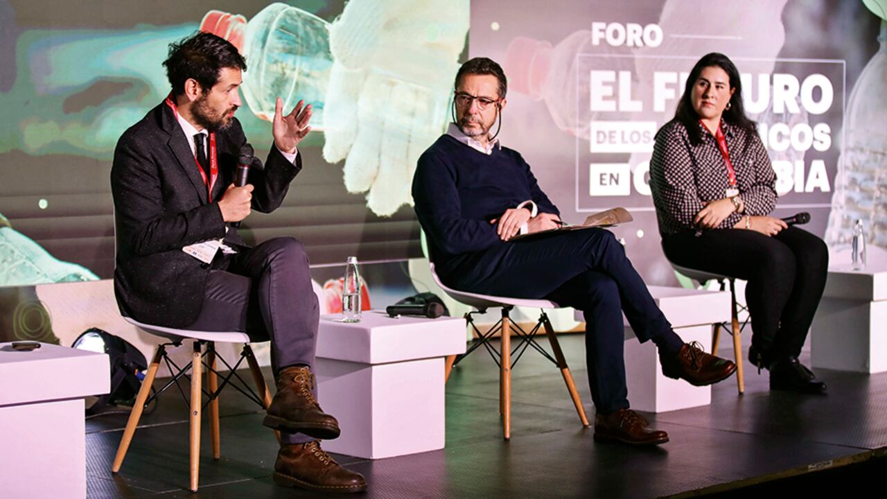 Juan Carlos Losada, representante a la Cámara; Álvaro García, director ejecutivo de Foros Semana; y Paula Ocampo, vicepresidenta ejecutiva de Acoplásticos.