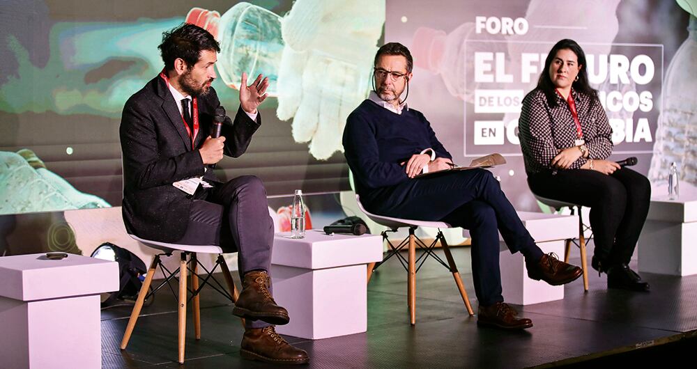 Juan Carlos Losada, representante a la Cámara; Álvaro García, director ejecutivo de Foros Semana; y Paula Ocampo, vicepresidenta ejecutiva de Acoplásticos.