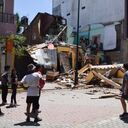 Los residentes miran un edificio que se derrumbó después de que un terremoto sacudiera Machala, Ecuador, el sábado 18 de marzo de 2023.
