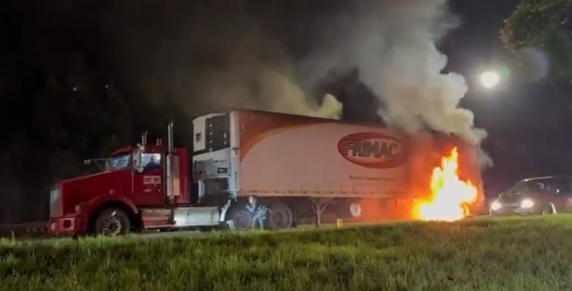 El siniestro terminó con un incendio vehicular en plena vía.