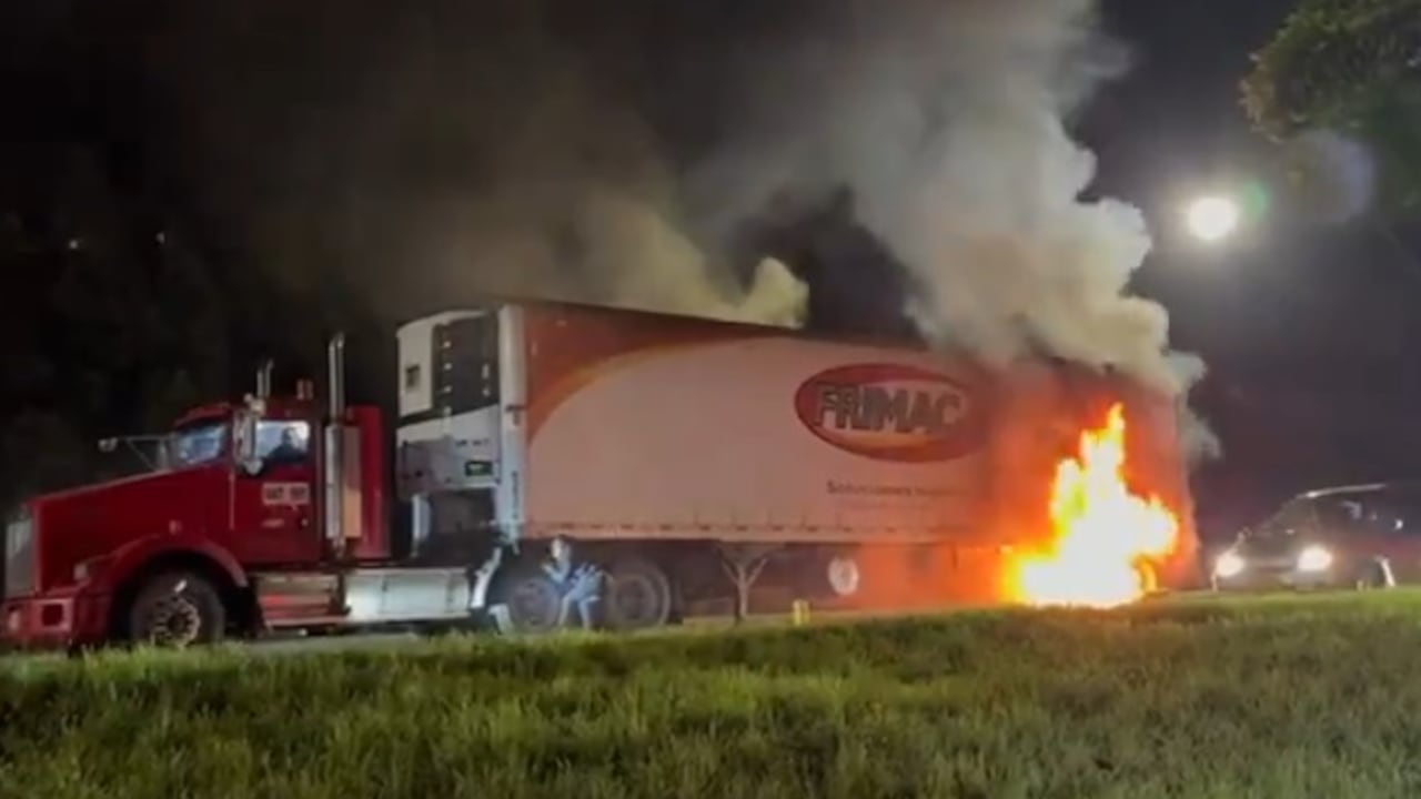 El siniestro terminó con un incendio vehicular en plena vía.