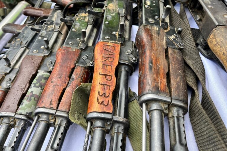Armas incautadas a 65 integrantes del Frente 33 de las disidencias de las Farc que se sometieron ante las Fuerzas Militares en el Catatumbo.