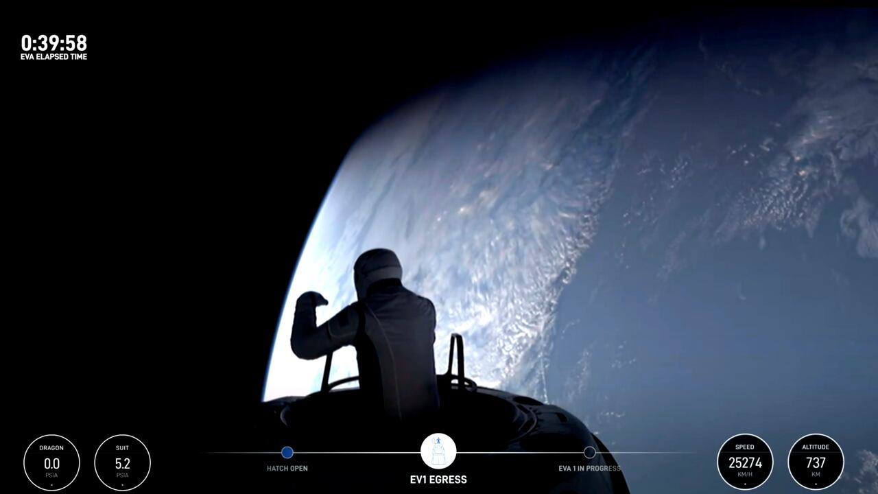 Esta imagen tomada de un video de SpaceX muestra el inicio de la primera caminata espacial privada dirigida por el multimillonario tecnológico Jared Isaacman el jueves 12 de septiembre de 2024. (SpaceX vía AP)