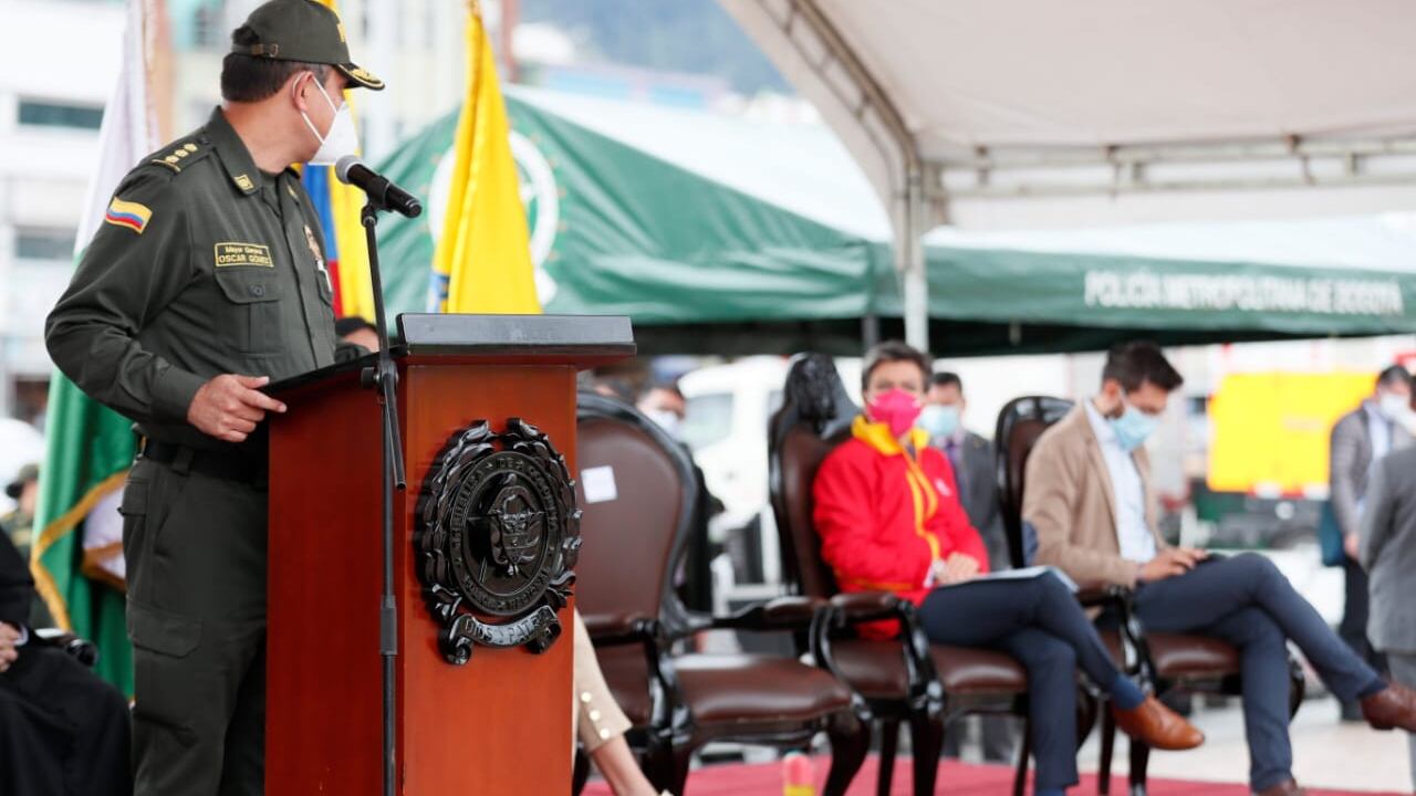 El general Óscar Antonio Gómez Heredia y Claudia López, alcaldesa de Bogotá