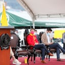 El general Óscar Antonio Gómez Heredia y Claudia López, alcaldesa de Bogotá