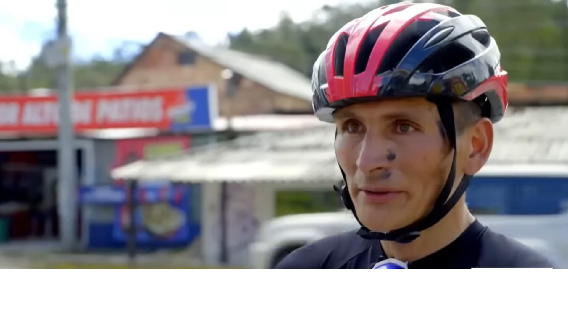 Luis Carlos Méndez lleva más de 17 años vendiendo frutas, bebidas y reparando bicicletas en la subida a Patios.