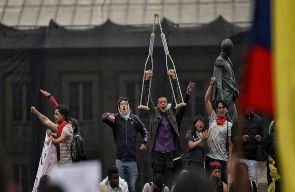 Los manifestantes subieron por la Carrera cuarta con Calle 11, al frente de la Biblioteca Luis Ángel Arango y hasta ese lugar llegan los gases lacrimógenos lanzados por el Esmad. Foto: Esteban Vega