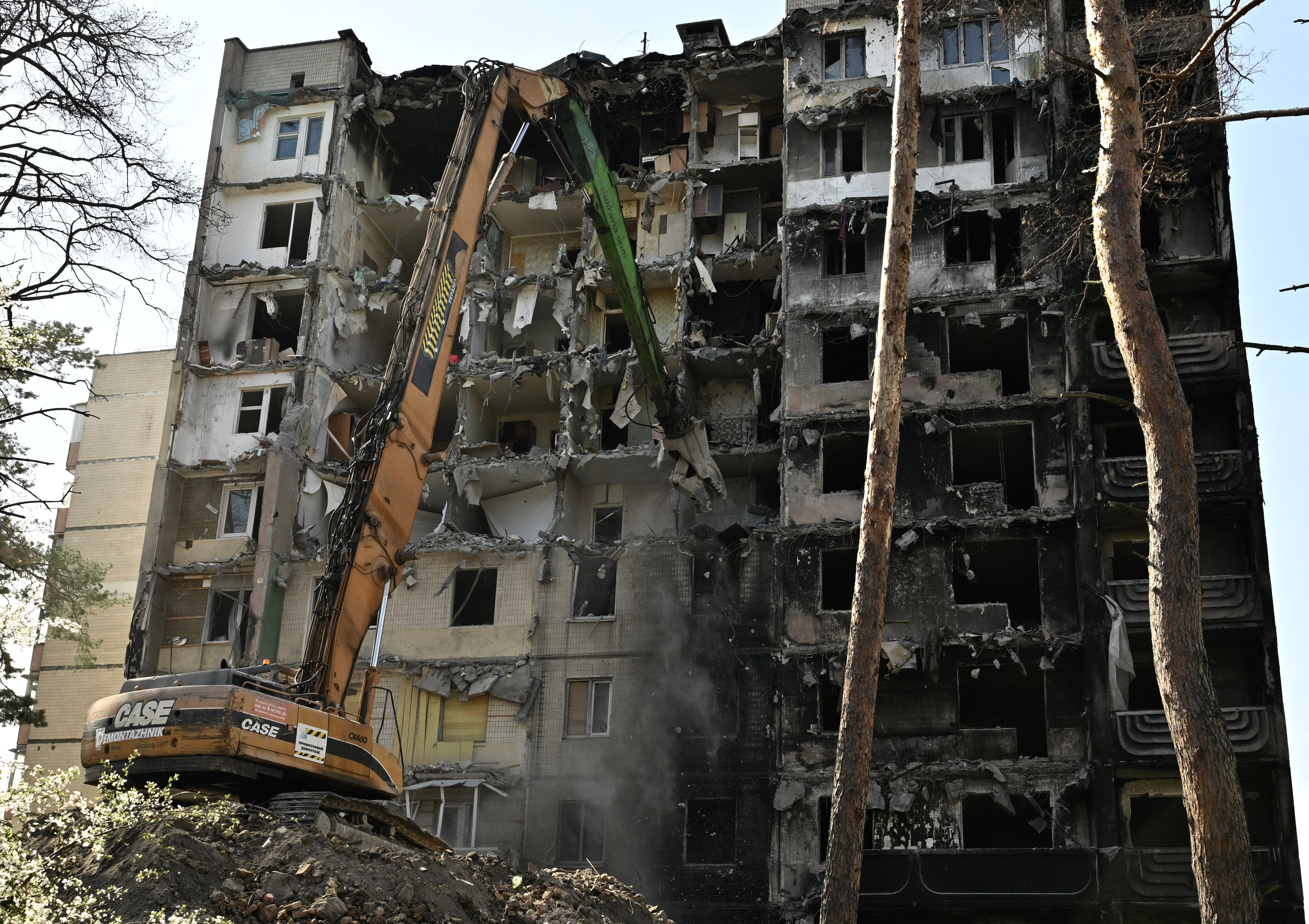 Los trabajadores desmantelan un edificio residencial gravemente dañado en la ciudad de Irpin. Foto: AFP.