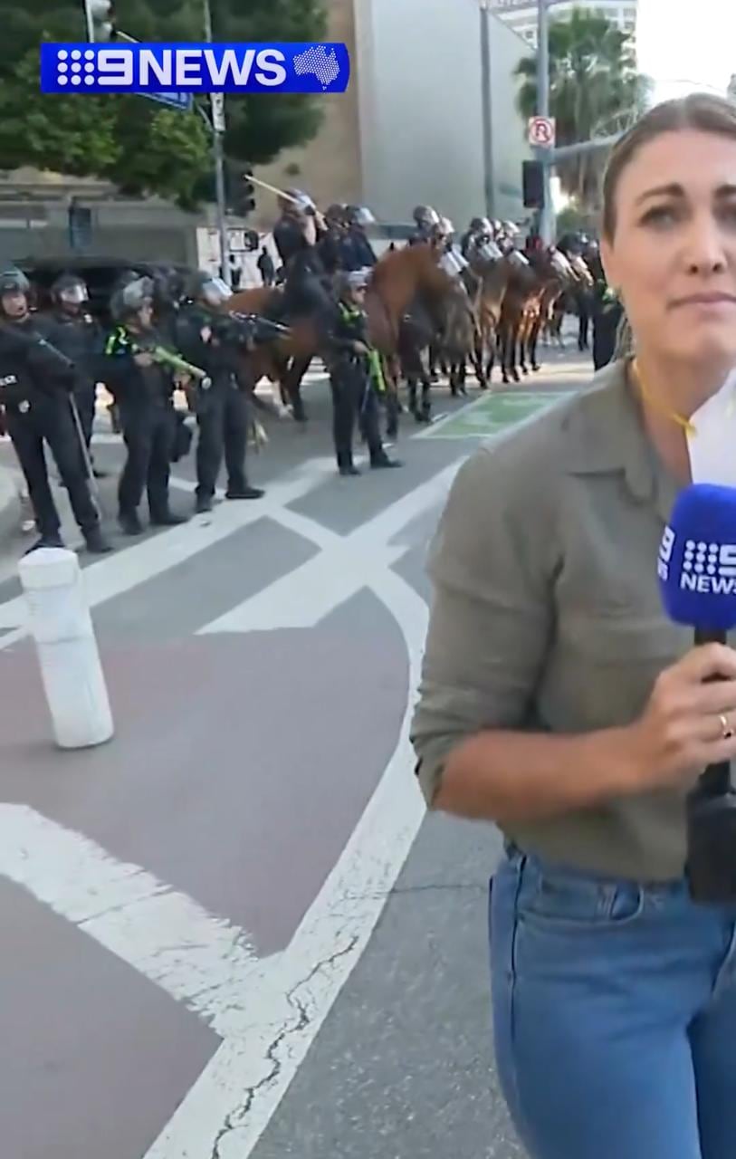 La reportera se encontraba en una concentración donde estaba la policía y los manifestantes