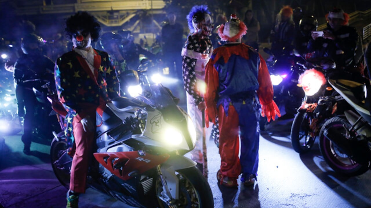 Un grupo de motociclistas disfrazados durante Halloween en algunas calles de Bogotá, en octubre de 2016.