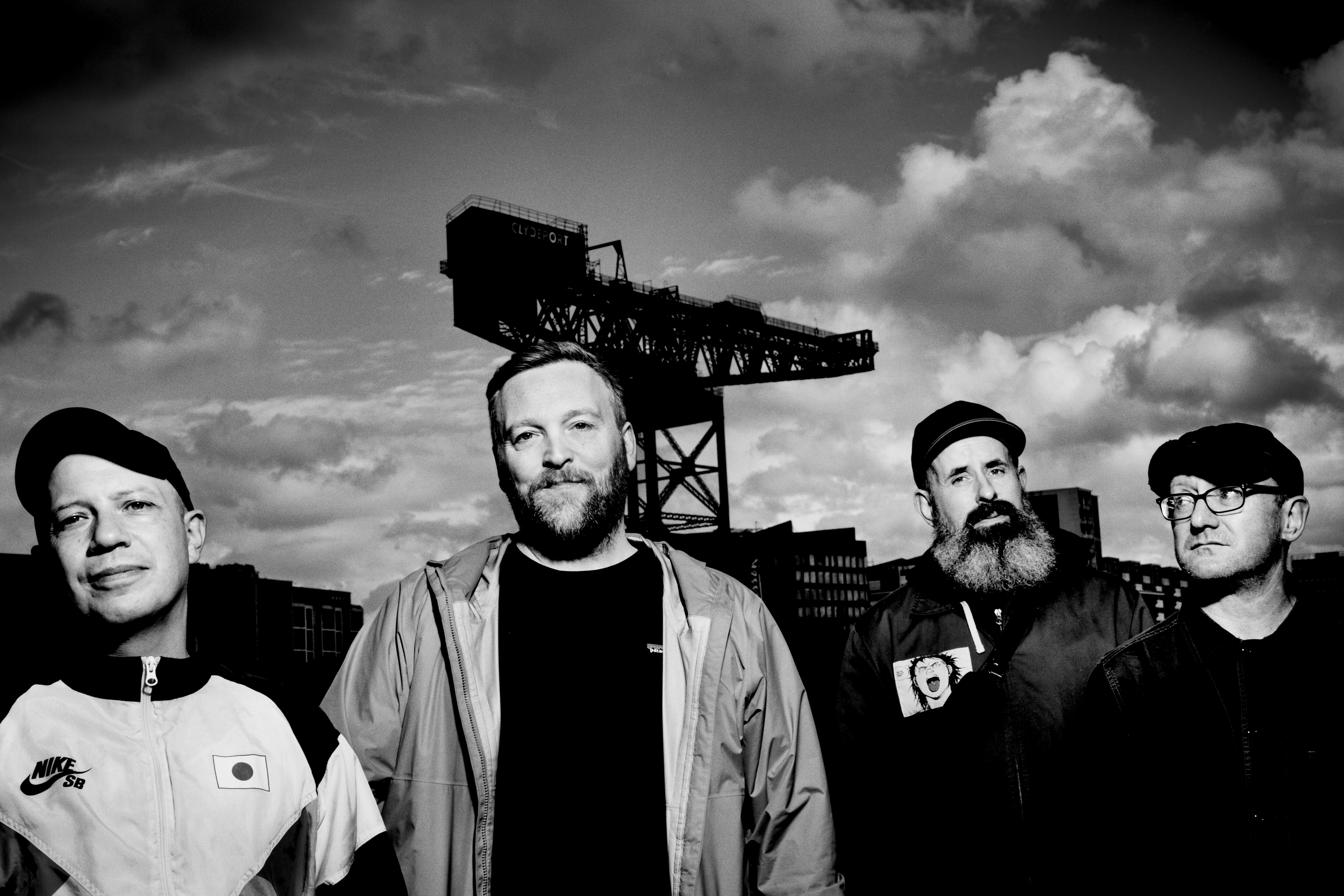 Mogwai es la unión de cuatro amigos de vieja data: Stuart Braithwaite; Dominic Aitchison; Martin Bulloch y Barry Burns.