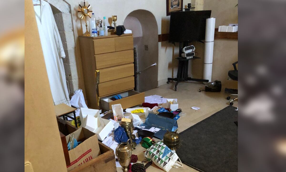 Así quedó la sacristía del templo hurtado.  Los ladrones entraron allí en busca de objetos de valor.