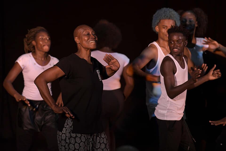 Germain Acogny, en la residencia artística con los Jóvenes Creadores del Chocó, que hizo en la edición pasada de la Bienal.