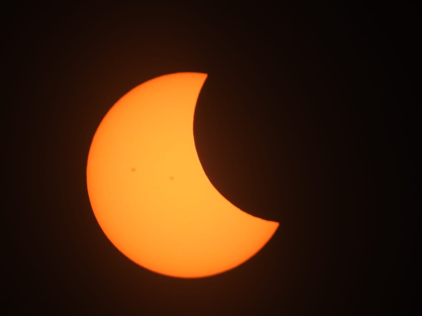 Este es el momento exacto dónde la luna eclipsa el sol, los asistentes vivieron un momento histórico al ser testigos de un de los momentos más bellos del universo en el desierto de la Tatacoa en el Huila. Fotos Jorge Orozco / El País de cali.