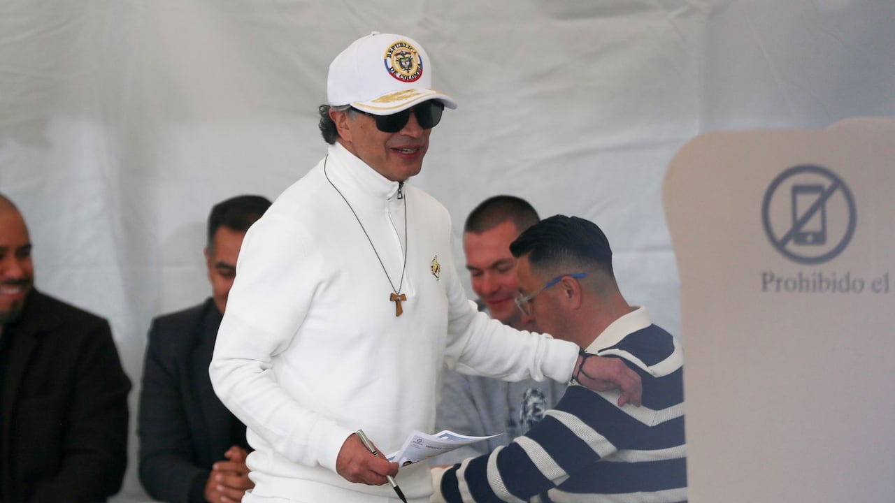 Votación del presidente Gustavo Petro en la mesa uno de la plaza de Bolívar.