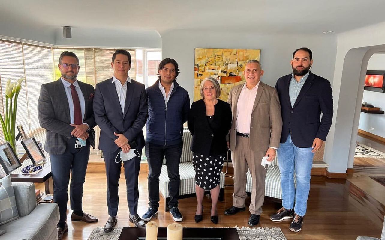 De izquierda a derecha: abogado Miguel Ángel del Río, senador Pedro Flórez, Nicolás Petro, ministra de Agricultura Cecilia López, candidato a la Gobernación del Atlántico Máximo Noriega y Germán Londoño, amigo de Nicolás Petro.