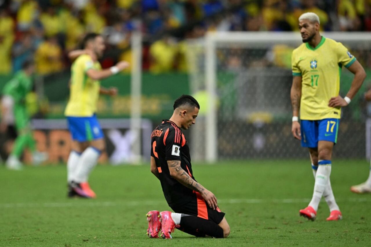El mediocampista colombiano Kevin Castaño reacciona después de perder el partido de fútbol de las eliminatorias suramericanas para la Copa Mundial de la FIFA 2026 entre Brasil y Colombia, en el estadio Mane Garrincha de Brasilia, el 20 de marzo de 2025. (Foto de EVARISTO SA / AFP)