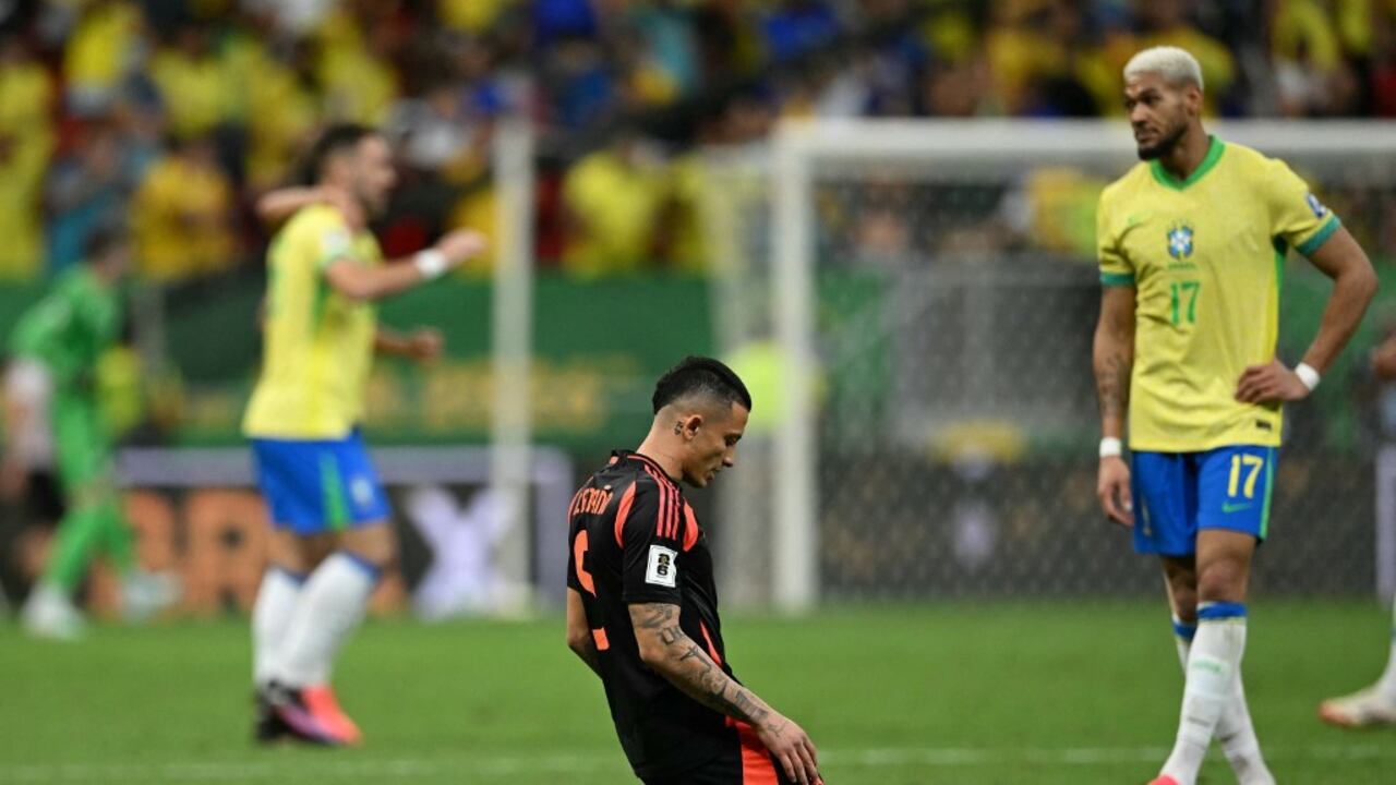 El mediocampista colombiano Kevin Castaño reacciona después de perder el partido de fútbol de las eliminatorias suramericanas para la Copa Mundial de la FIFA 2026 entre Brasil y Colombia, en el estadio Mane Garrincha de Brasilia, el 20 de marzo de 2025. (Foto de EVARISTO SA / AFP)