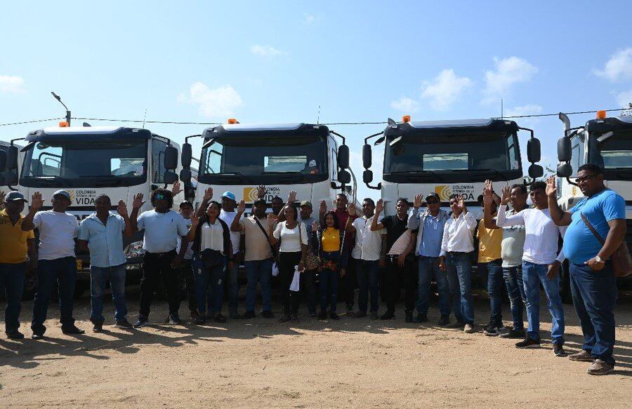 Los carrotanques serán operados por conductores wayuu, generando empleo y desarrollo local, y estarán bajo la custodia del Batallón Matamoros y el Ejército Nacional.