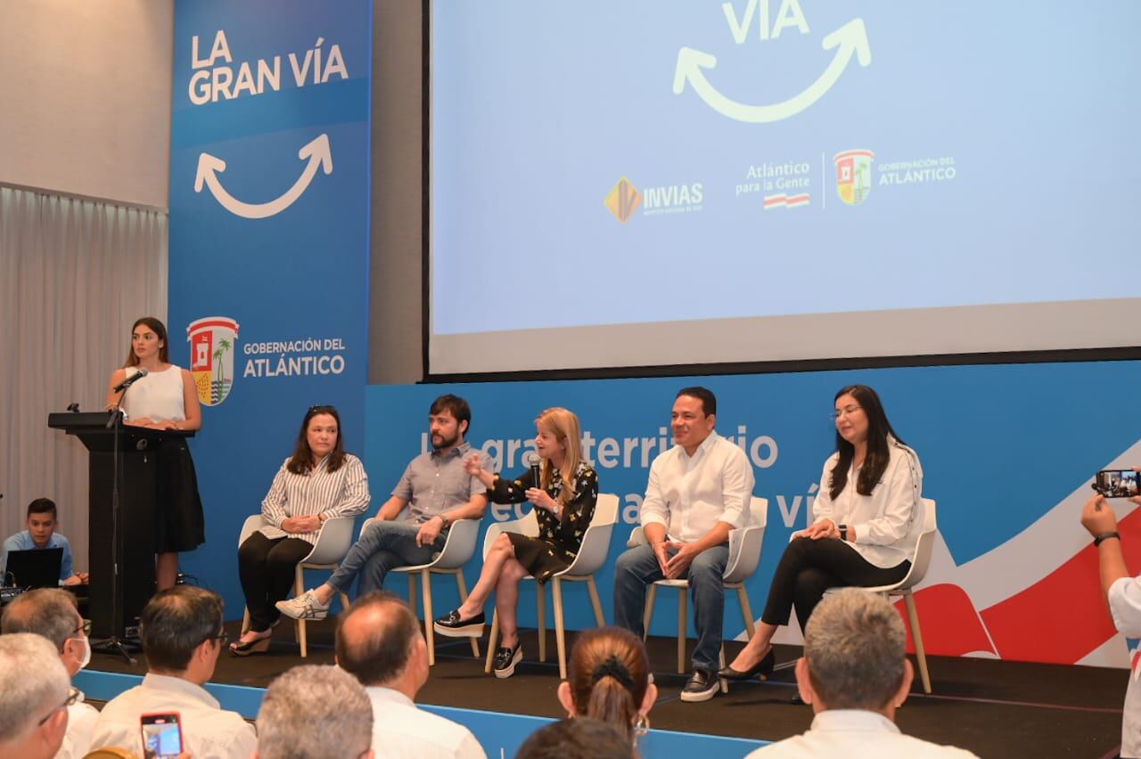 Autoridades en Atlántico durante el evento de presentación de la Gran Vía, un proyecto de ampliación del antiguo corredor universitario.