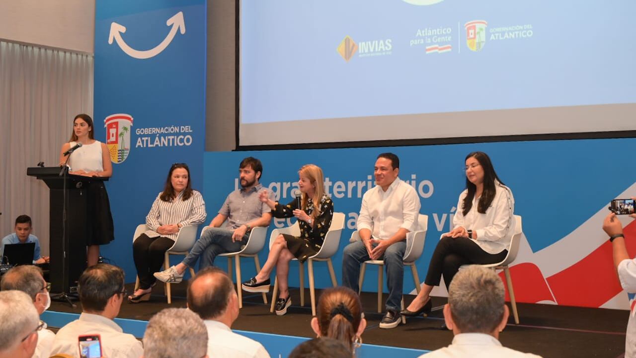 Autoridades en Atlántico durante el evento de presentación de la Gran Vía, un proyecto de ampliación del antiguo corredor universitario.