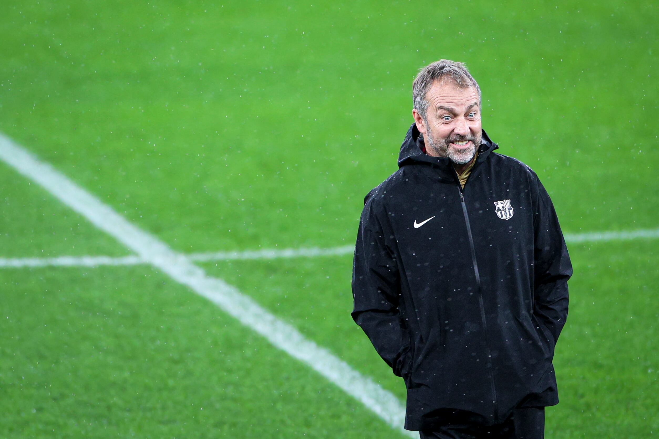 arcelona's German coach Hans-Dieter Flick heads a training session on the eve of their UEFA Champions League football match against SL Benfica at the Estadio da Luz in Lisbon, on January 20, 2025. (Photo by FILIPE AMORIM / AFP)