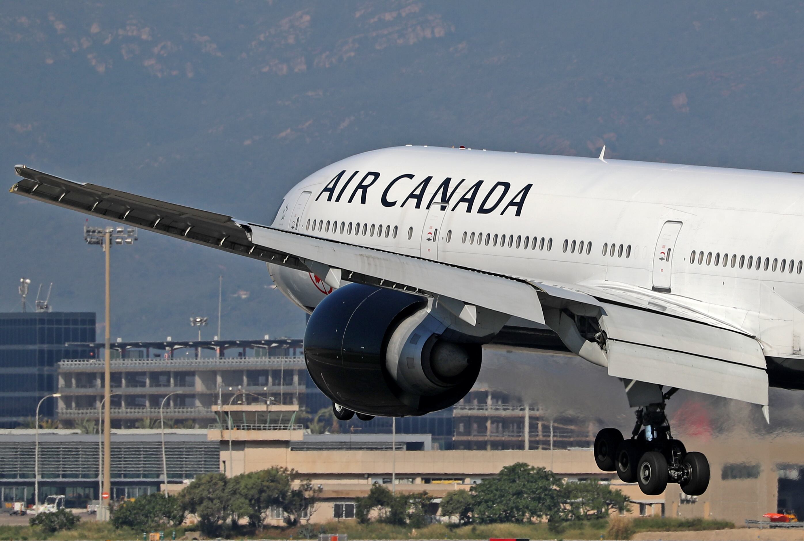 El Boeing 777-333(ER) de Air Canada aterriza en el aeropuerto de Barcelona en Barcelona, España