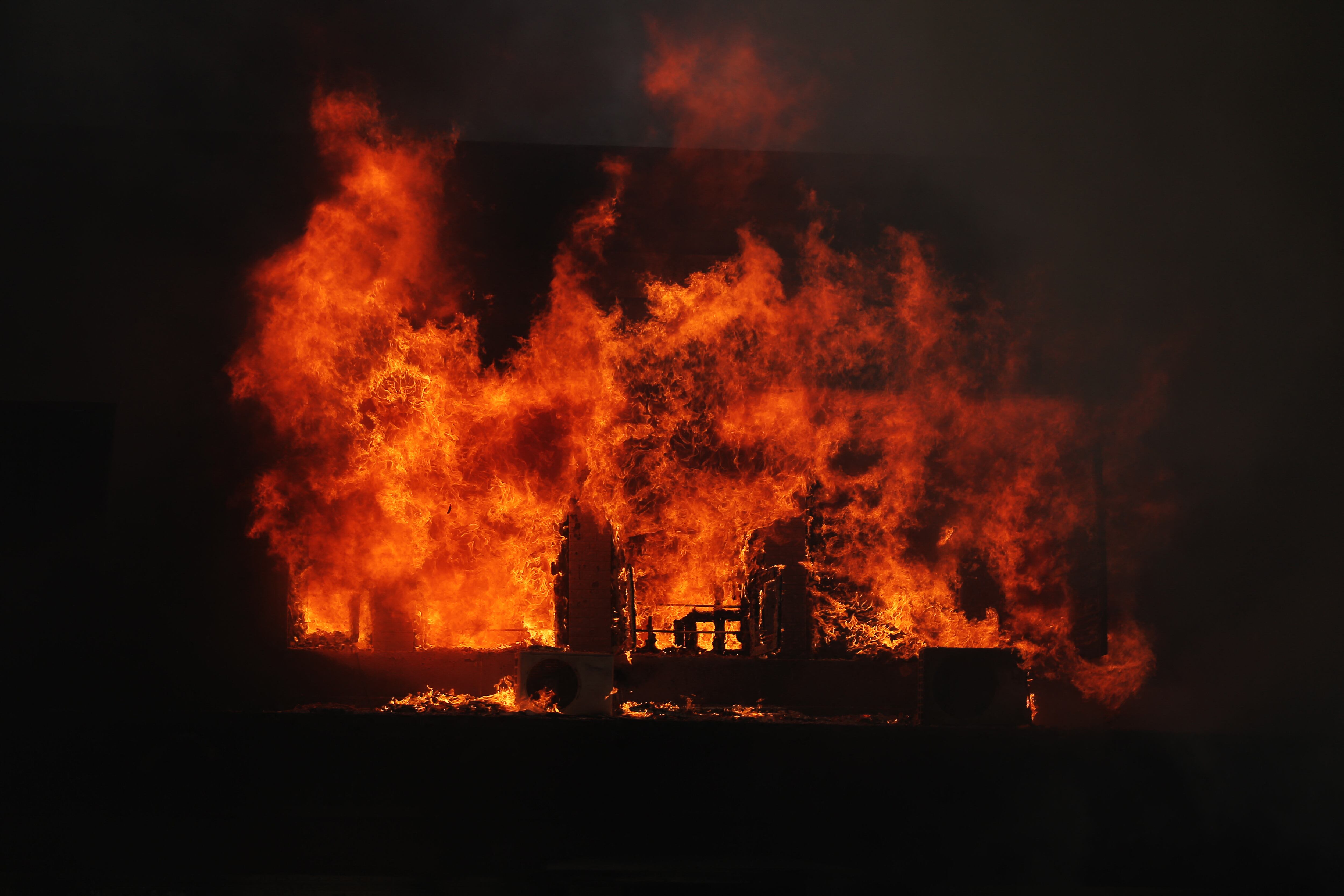 Manifestantes nepalíes incendiaron el Palacio Presidencial en el segundo día de la protesta contra la corrupción, que se volvió violenta cuando la policía utilizó fuerza letal el 9 de septiembre de 2025. Al menos 19 manifestantes mueren en un solo día cuando las fuerzas de seguridad abren fuego contra manifestantes de la Generación Z en varios distritos de Nepal el 8 de septiembre de 2025. La policía utiliza cañones de agua, gases lacrimógenos y munición real contra los manifestantes. La policía dispara mientras se refugia dentro del parlamento mientras los manifestantes irrumpen en el edificio y prenden fuego a la entrada. Las manifestaciones continúan en Katmandú y otras ciudades importantes, con manifestantes de la Generación Z manifestándose contra las restricciones de las redes sociales y la corrupción gubernamental. (Foto de Subaas Shrestha/NurPhoto) (Foto de Subaas Shrestha/NurPhoto vía AFP)
