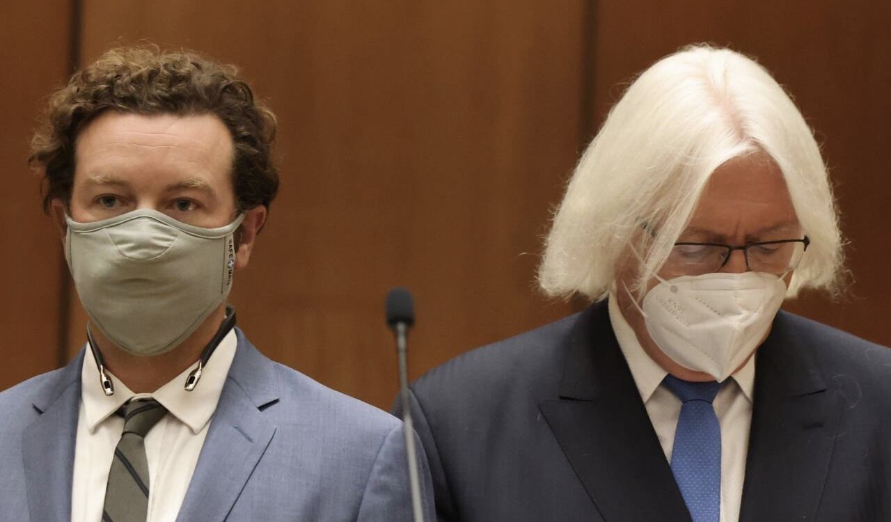 Danny Masterson junto a su abogado en el juicio por agresión sexual que hay en su contra y que inició en septiembre de 2020.
