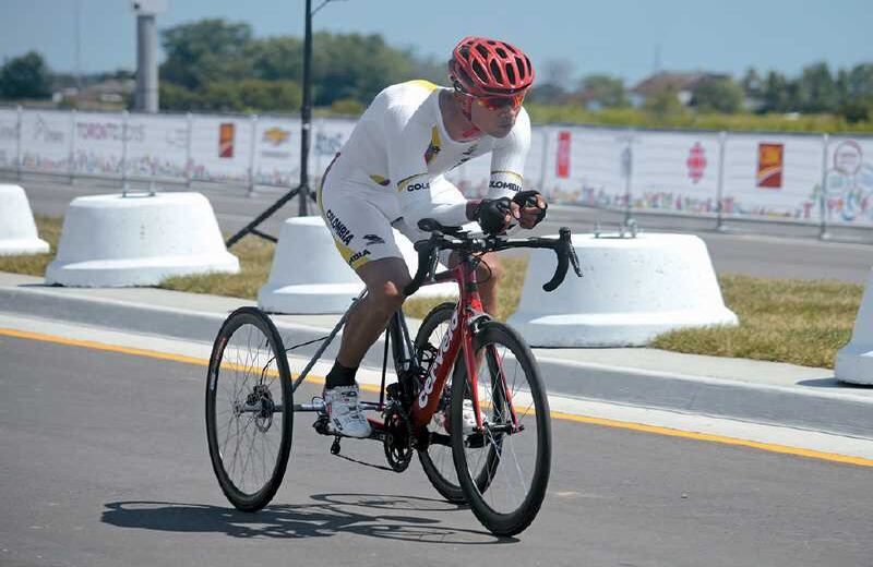 Néstor Ayala, Nació con una parálisis cerebral. Estudió cultura física y deporte en la Universidad Santo Tomás e incursionó en el ciclismo en 2007. Tras siete años logró su primer título: el primer lugar en la Copa Mundo de Ruta T2 en Italia. En 2015 se llevó el oro en los Juegos Parapanamericanos de Toronto.