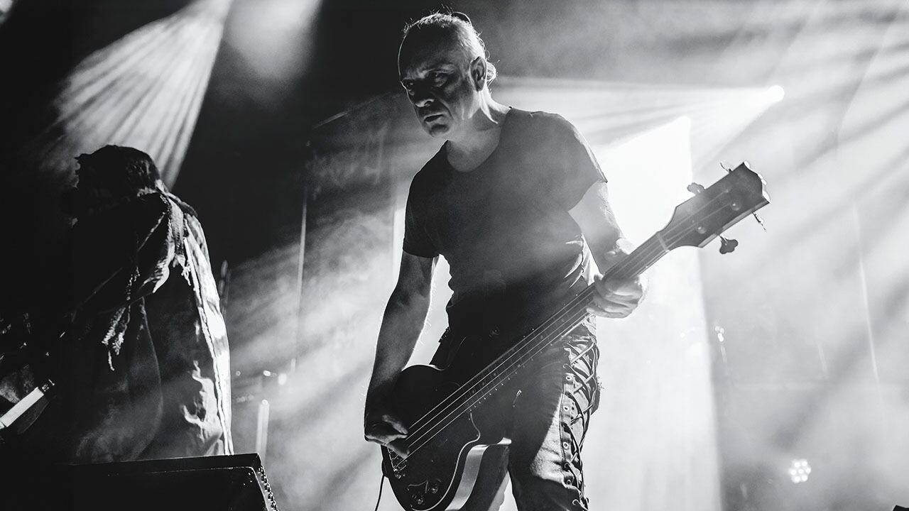 Mayhem es una banda pionera para el género, pero la fuerza que la rescató de la mitología y puso el foco en la música fue Necrobutcher. Nacido en 1968, desde niño se encontró en el bajo y sigue firme en esa misma causa. 