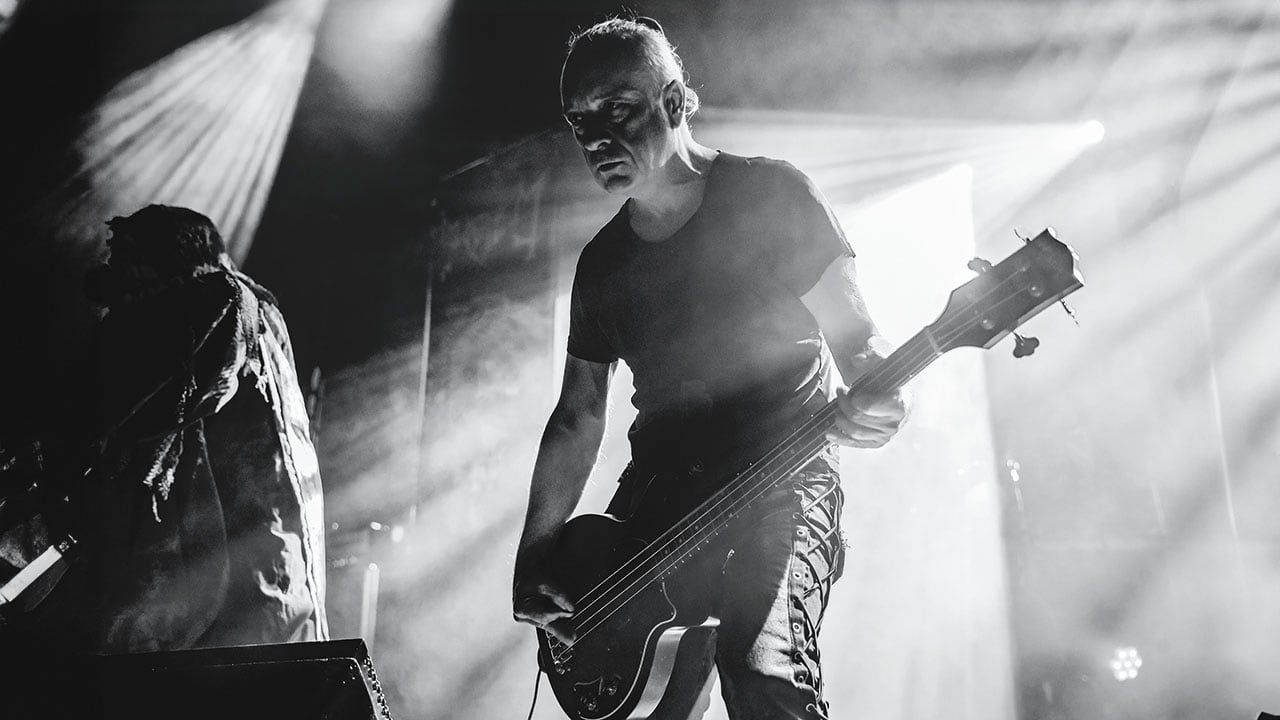 Mayhem es una banda pionera para el género, pero la fuerza que la rescató de la mitología y puso el foco en la música fue Necrobutcher. Nacido en 1968, desde niño se encontró en el bajo y sigue firme en esa misma causa.