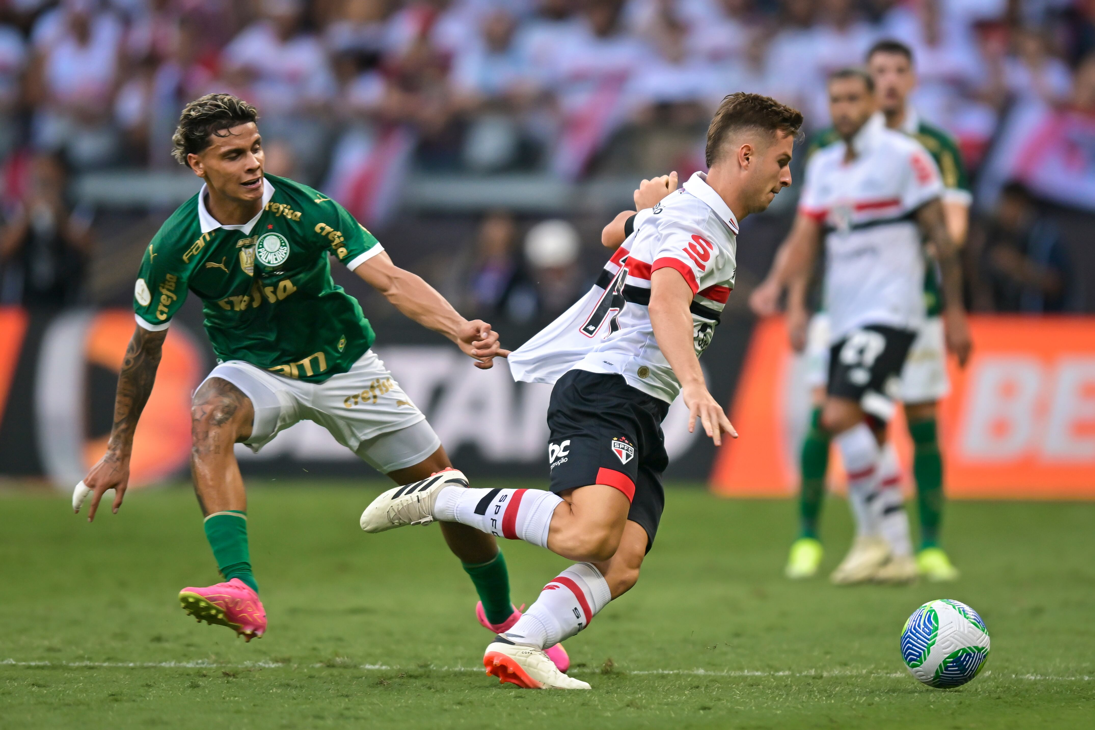 Richard Ríos (L) de Palmeiras y Galoppo (R) de Sao Paulo luchan por el balón durante un partido entre Palmeiras y Sao Paulo como parte de la Supercopa Do Brasil 2024 en el Estadio Mineirao el 4 de febrero de 2024 en Belo Horizonte, Brasil. (Foto de Pedro Vilela/Getty Images)