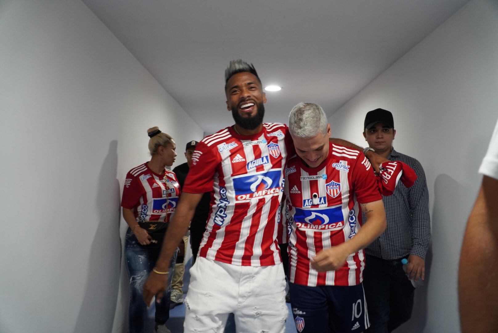 Juan Fernando Quintero y Luis Daniel González en camino al vestuario del Metropolitano